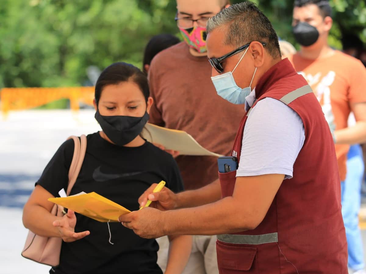 Gobierno de Solidaridad colabora en la vacunación a jóvenes de 18 a 29 años de edad