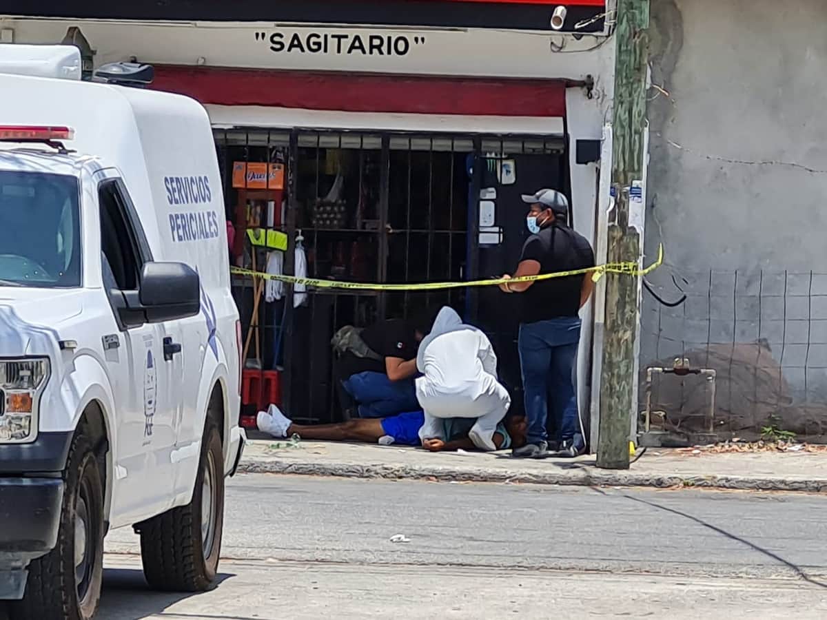 Acribillan a hombre mientras compraba cerveza en Cancún