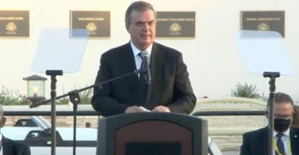 Erradicar el odio y las armas, pide Ebrard en Texas durante homenaje a las víctimas del tiroteo en El Paso