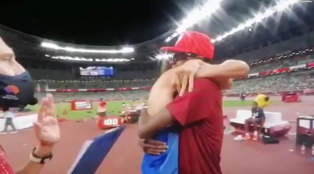 Video: Atletas rechazan desempate; ambos ganan medalla de oro