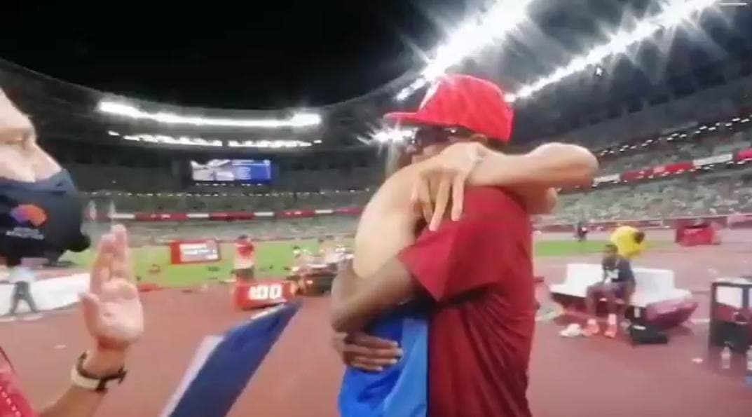 Video: Atletas rechazan desempate; ambos ganan medalla de oro