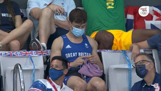 Tom Daley es captado tejiendo durante competición en Juegos Olímpicos de Tokio