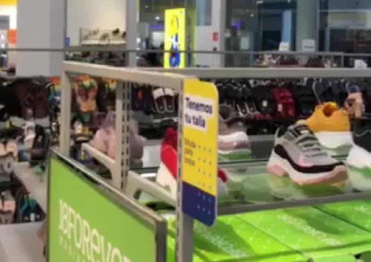 VIDEO:Policías sacan a mujer de Coppel; acusa que la despidieron por tener hijo enfermo