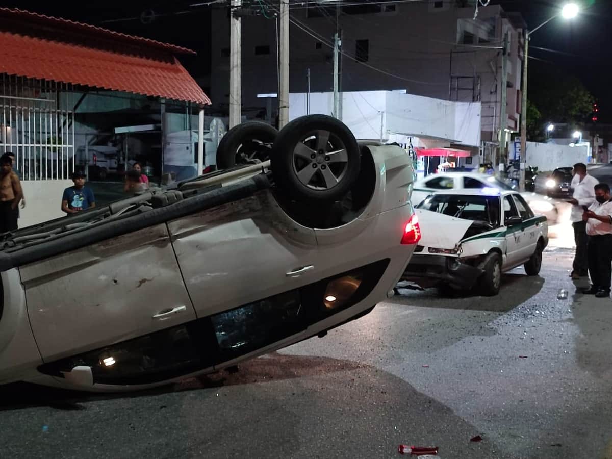 Taxista de Cancún impacta camioneta y causa volcadura