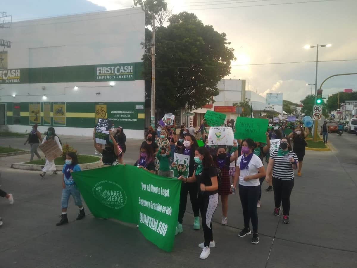 Marchan mujeres en Chetumal en exigencia de aborto seguro