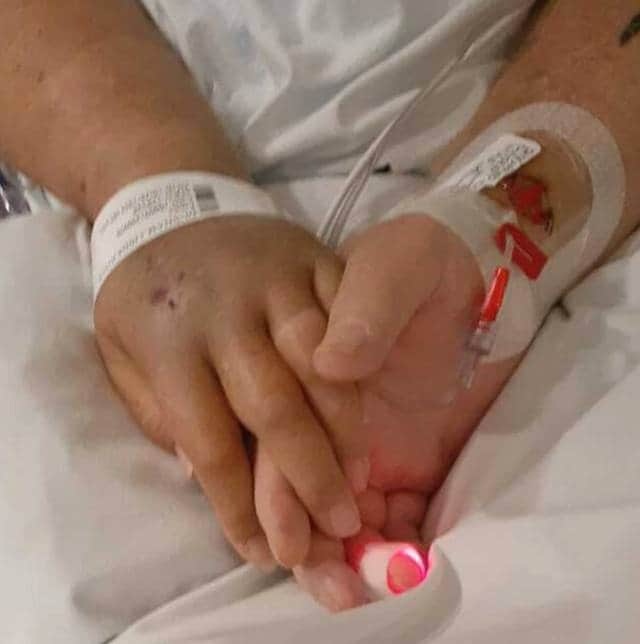 Pareja muere de Covid con un minuto de diferencia y tomados de las manos