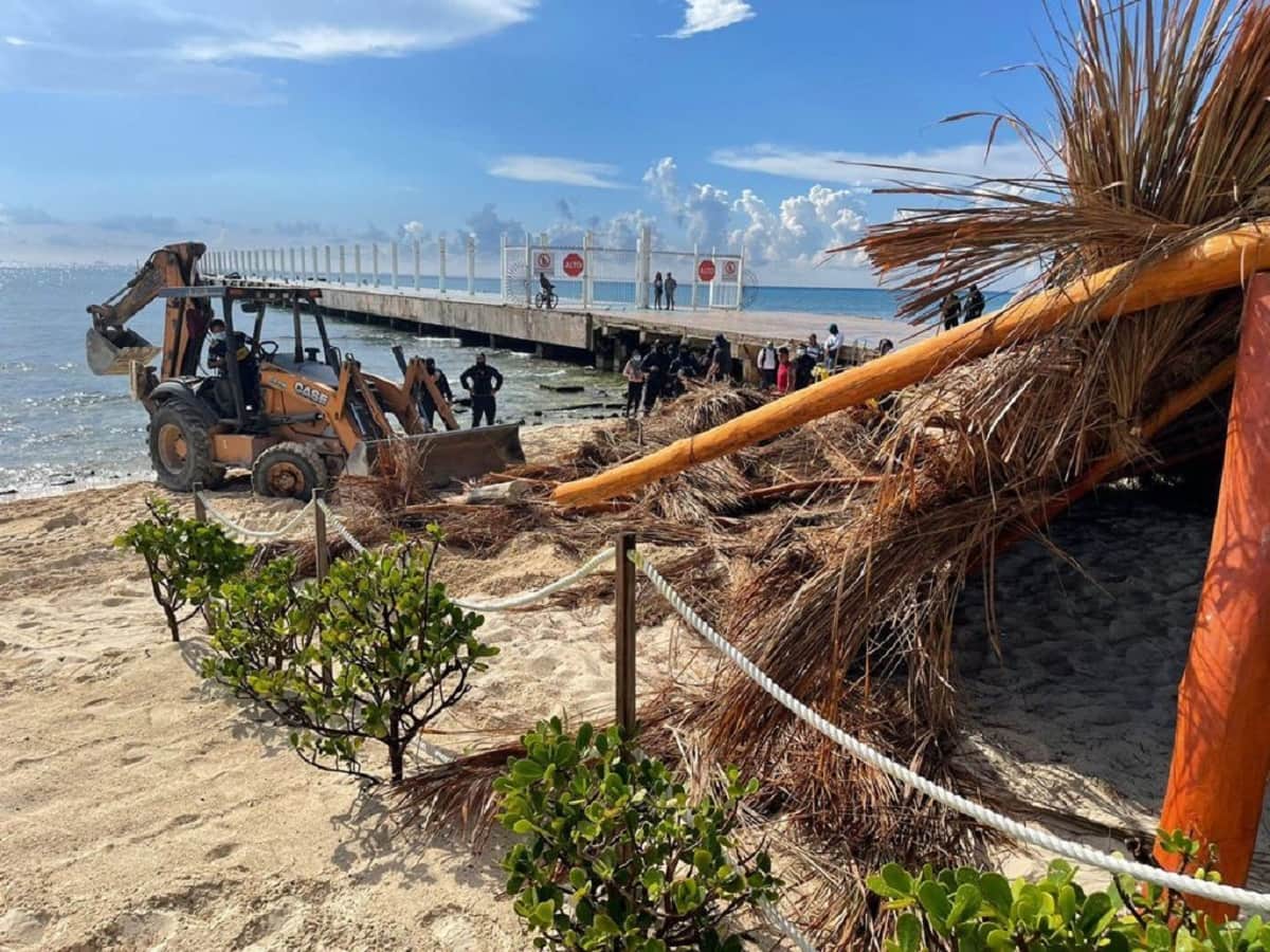 Retiran camastros, palapas y mobiliario de franja costera en Playa del Carmen