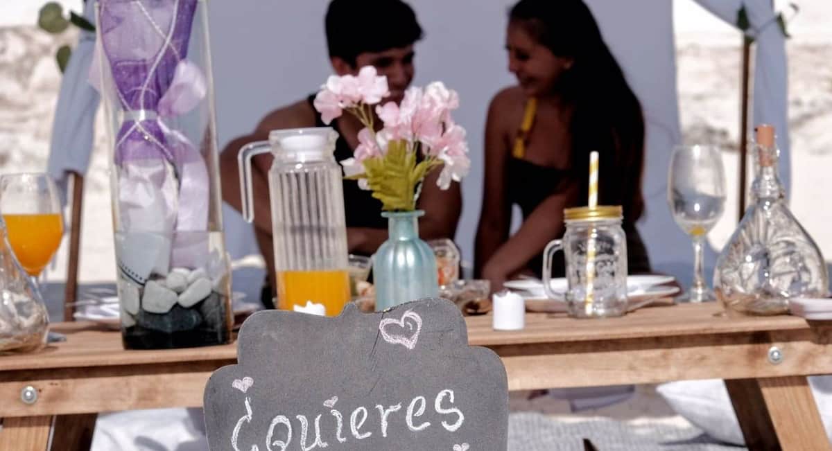 ¡Viva el amor! Joven recrea escenario en Playa Delfines para pedir noviazgo a una chica