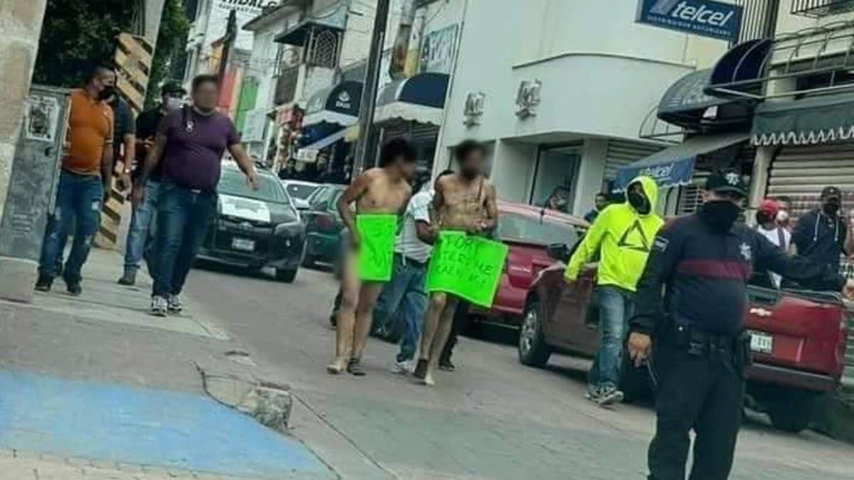 FOTOS: Desnudan y exhiben a dos presuntos ladrones en Hidalgo