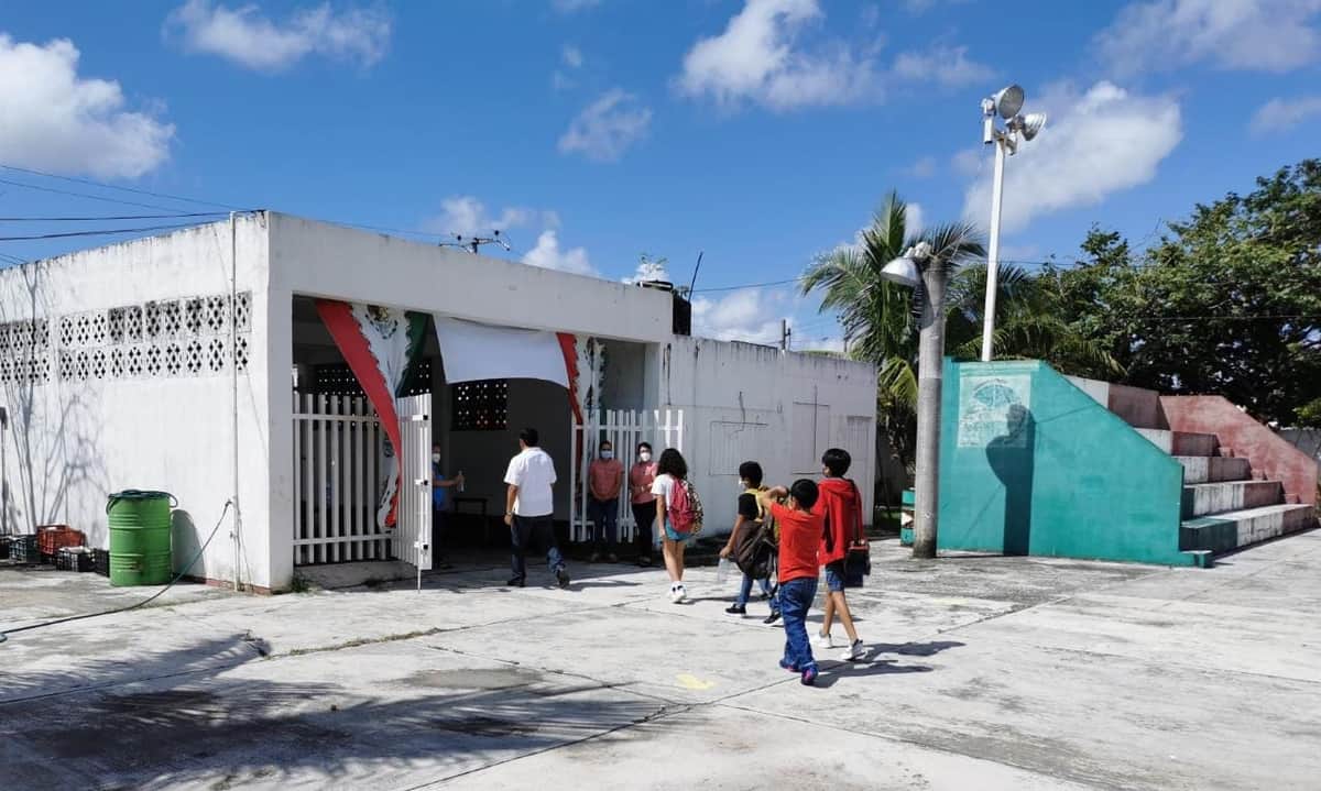 Suman 48 contagios de COVID-19 entre alumnos y maestros que han vuelto a clases presenciales en Quintana Roo