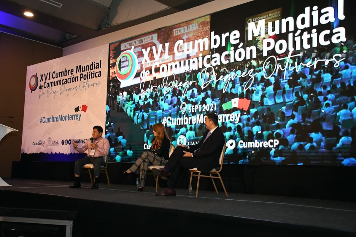 Cumbre Mundial de Comunicación Política: sostienen charla de liderazgo Daniel Ivoskus, Filiberto Martínez y Clara Villarreal