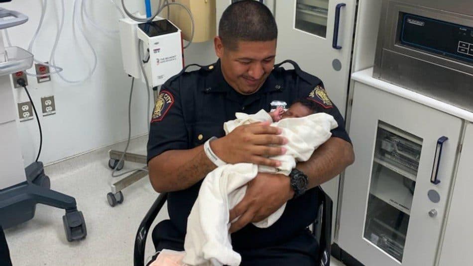 Lanzan a bebé recién nacido desde un segundo piso, lo rescatan 'atrapándolo en el aire'