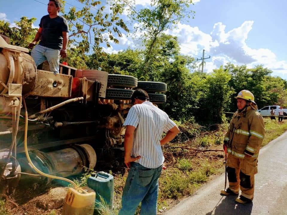 Vuelca camión de carga en accidente con dos automóviles en la carretera Cancún-Mérida