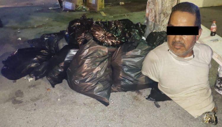 PLAYA DEL CARMEN: Tira bolsas de basura en el Ayuntamiento como protesta y lo detienen