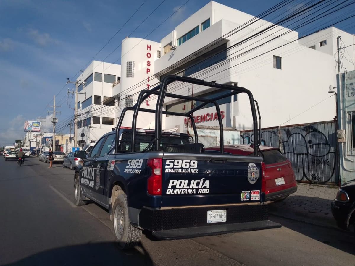 Atacan a balazos a taxi en Cancún, conductor resulta herido