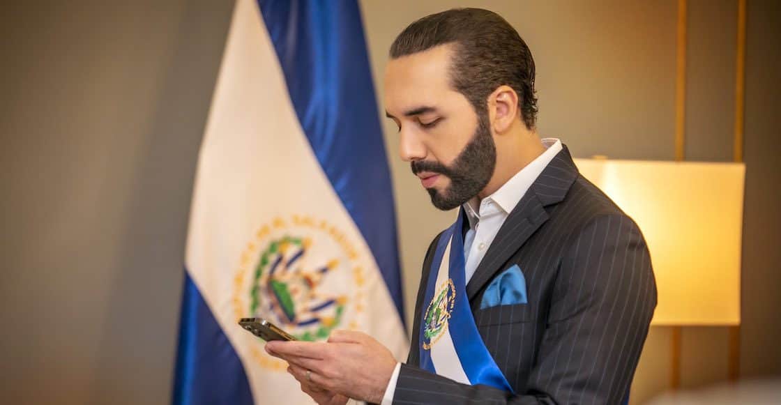 Nayib Bukele se programa "dictador de El Salvador" en su twitter