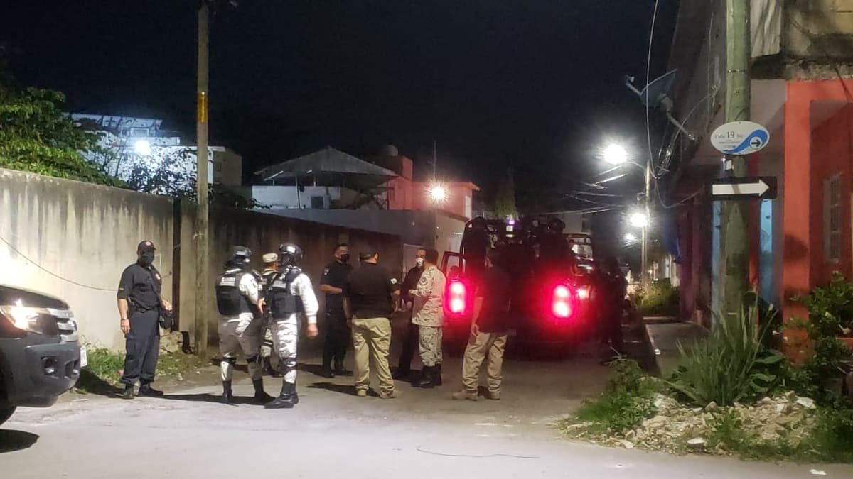 Mujer servía alcohol a menores de edad en bar clandestino de Cozumel