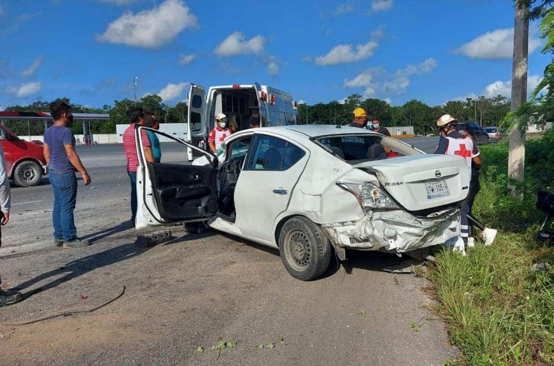 Tres heridos tras choque de autobús con automóvil en Cancún