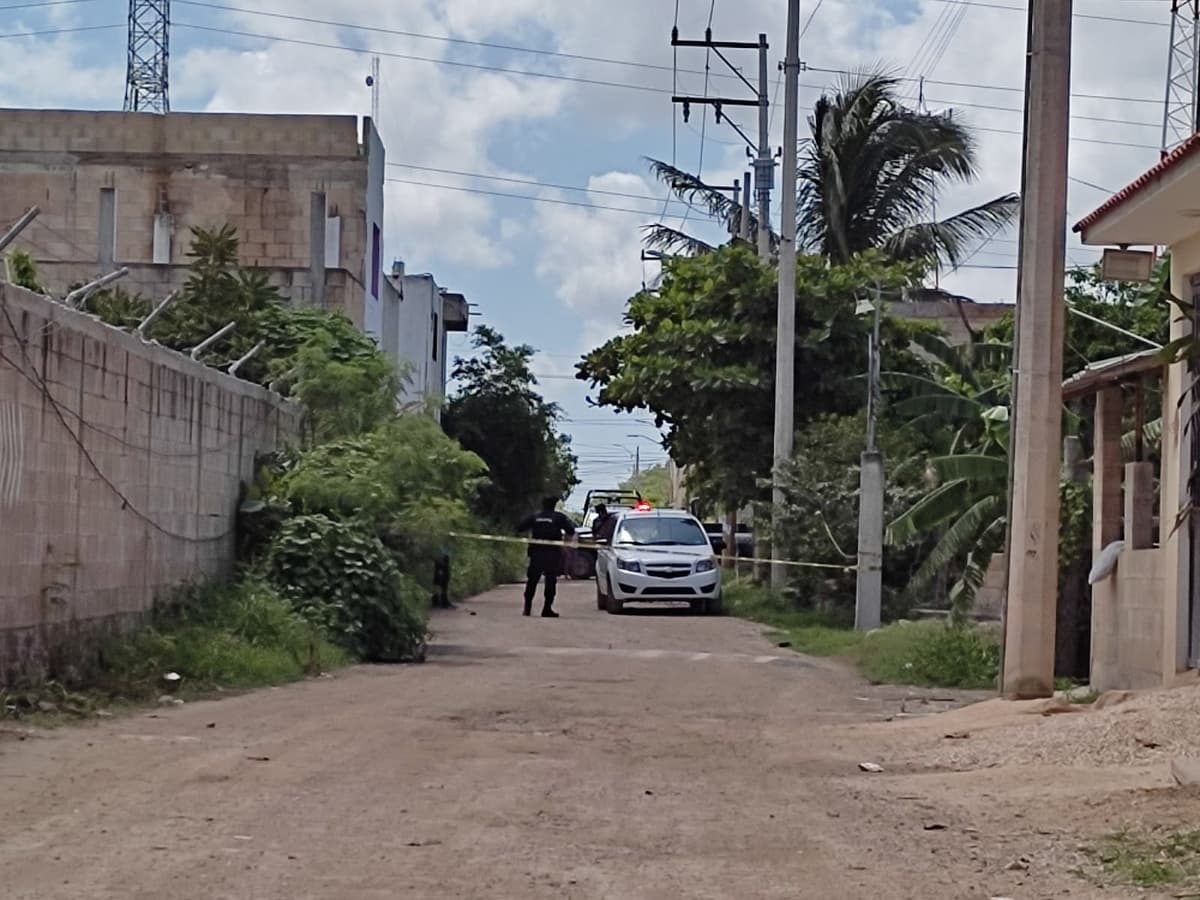 ¡Aterrador! Abandonan cadáver envuelto en sábanas dentro de un auto en Cancún