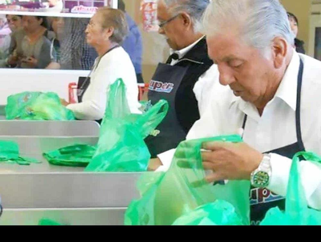 Abuelitos de Cancún ya no pueden trabajar de cerillitos por pandemia: Asociación