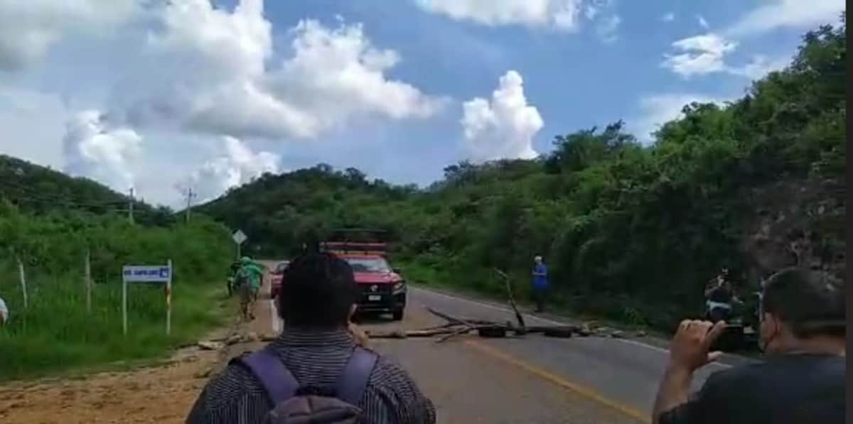 Trabajadores municipales bloquean la carretera en José María Morelos