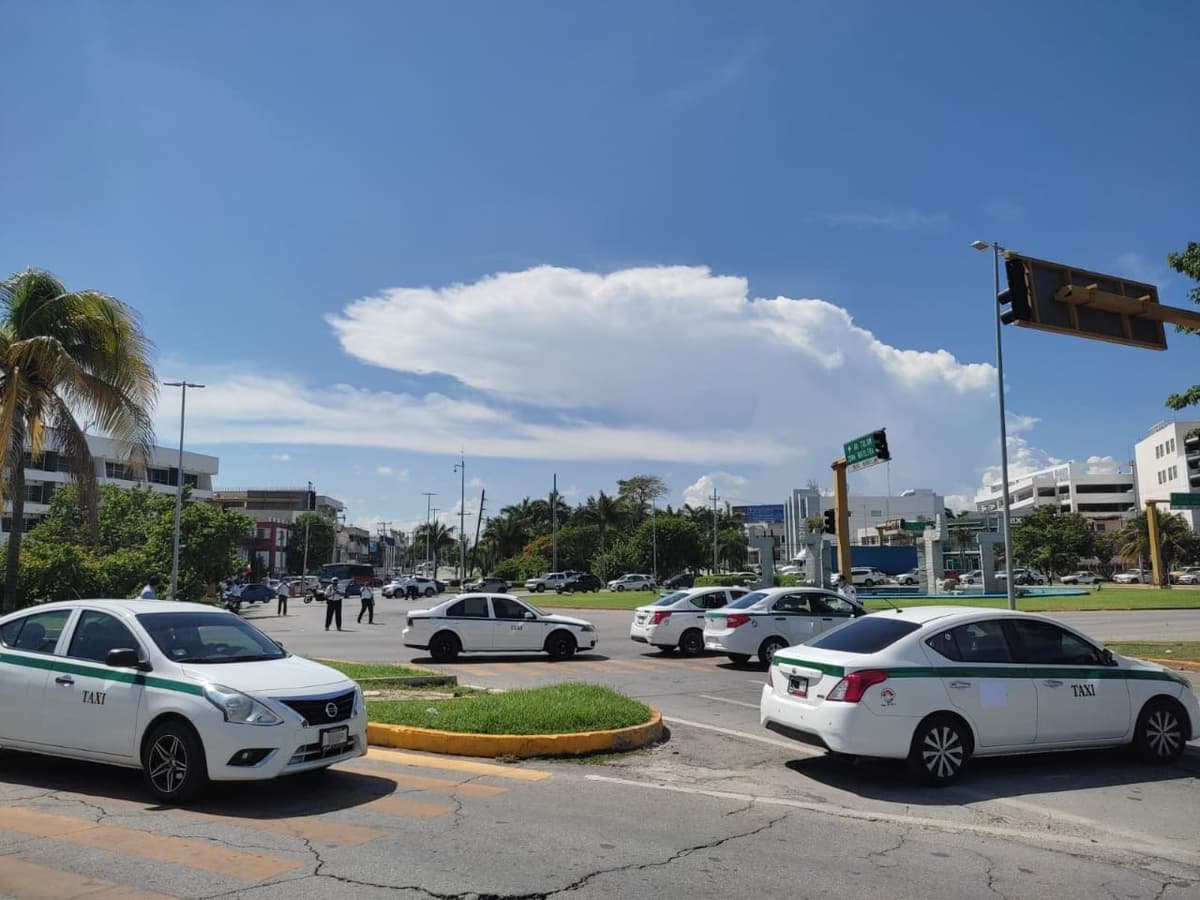 Bloquean taxistas la entrada a la Zona Hotelera de Cancún