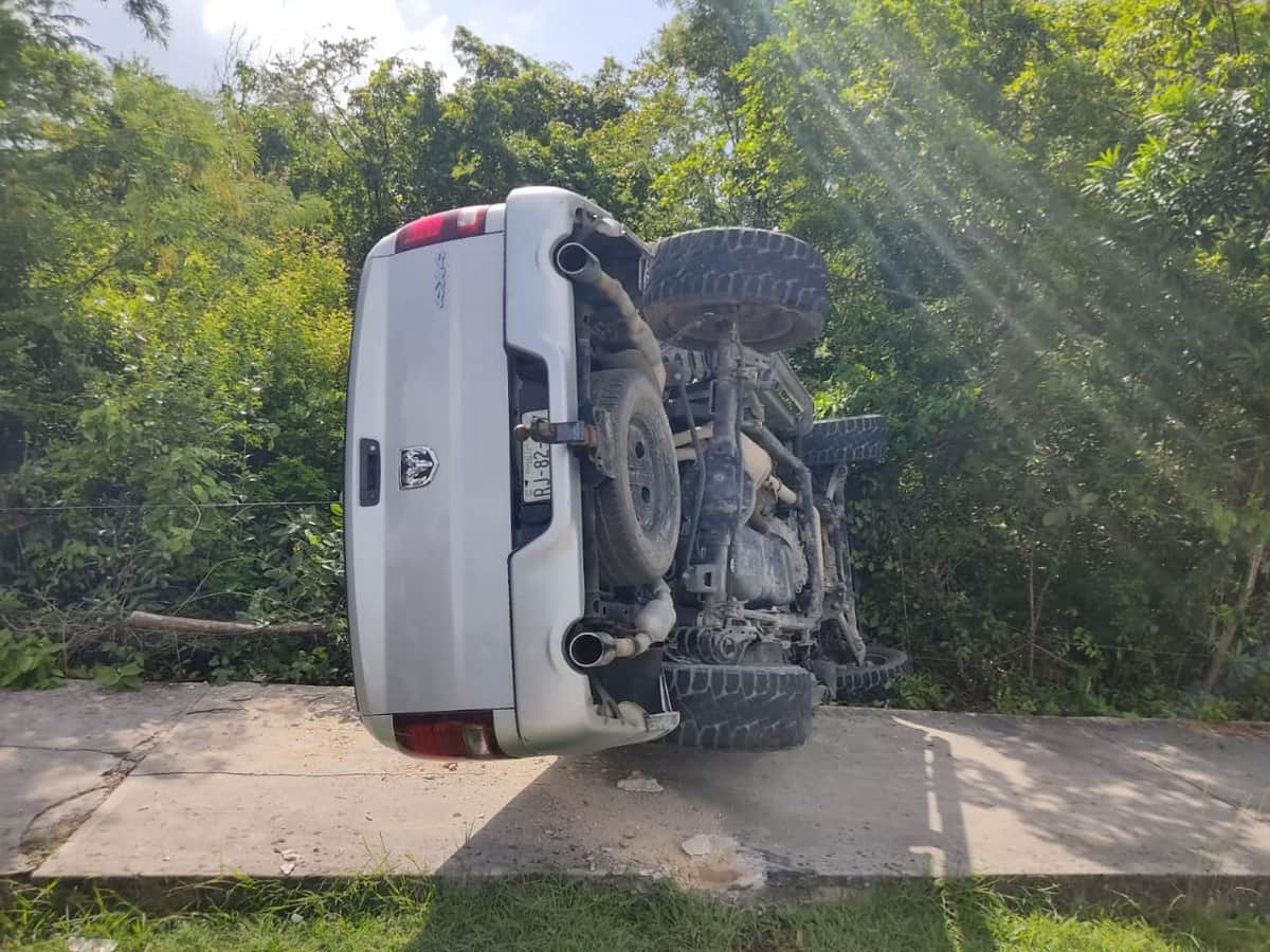 Camioneta se sube a la banqueta y atropella a una mujer en Playa del Carmen
