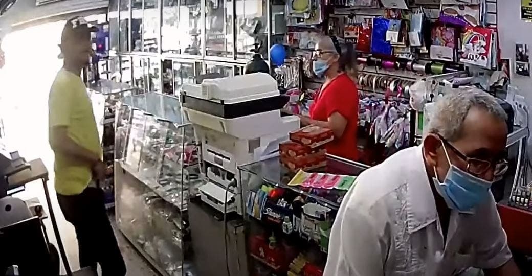Mujer reconoce en video a su hermano robando, lo entrega a la policía