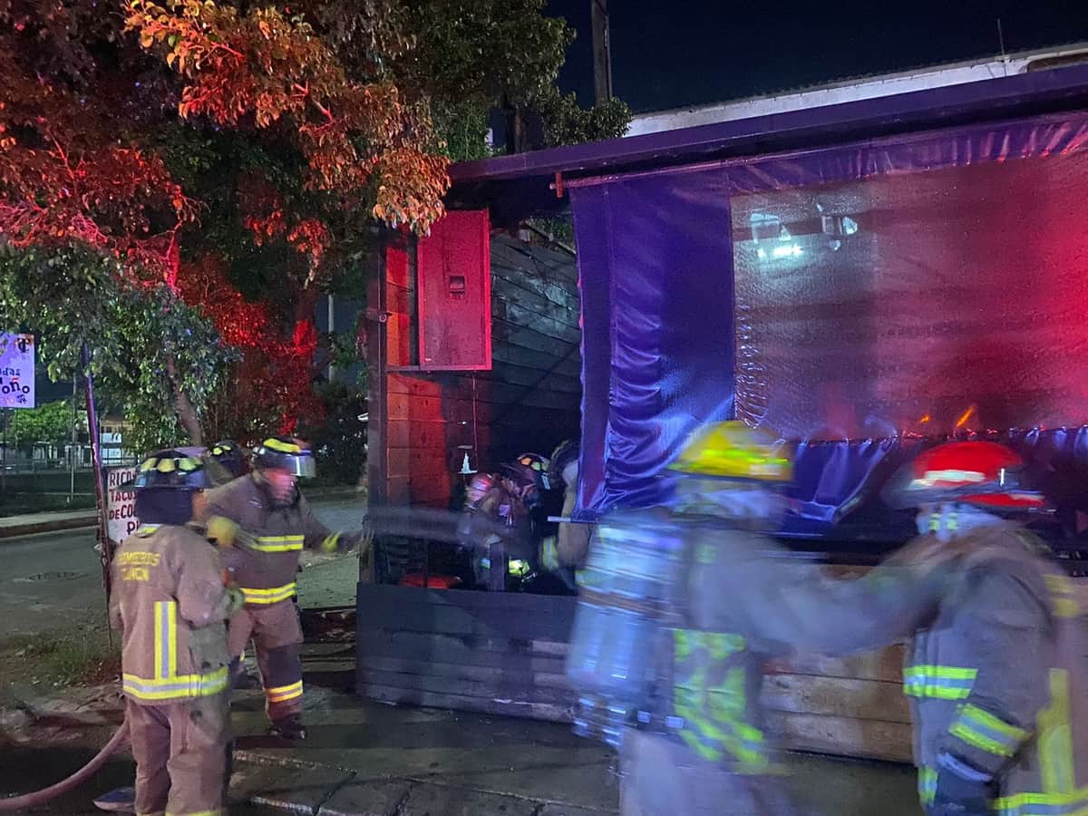 Se incendian las Micheladas del Tío Toño en Cancún; colocan sellos de clausura