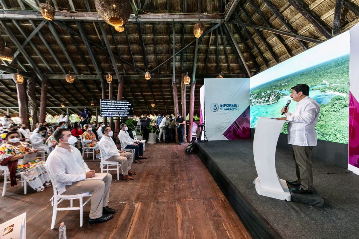 Entrega Víctor Mas Tah tercer Informe de Gobierno