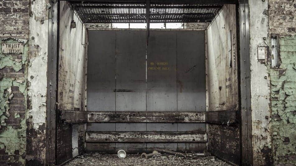 Impactante hallazgo de esqueleto dentro de un elevador que llevaba 24 años fuera de servicio