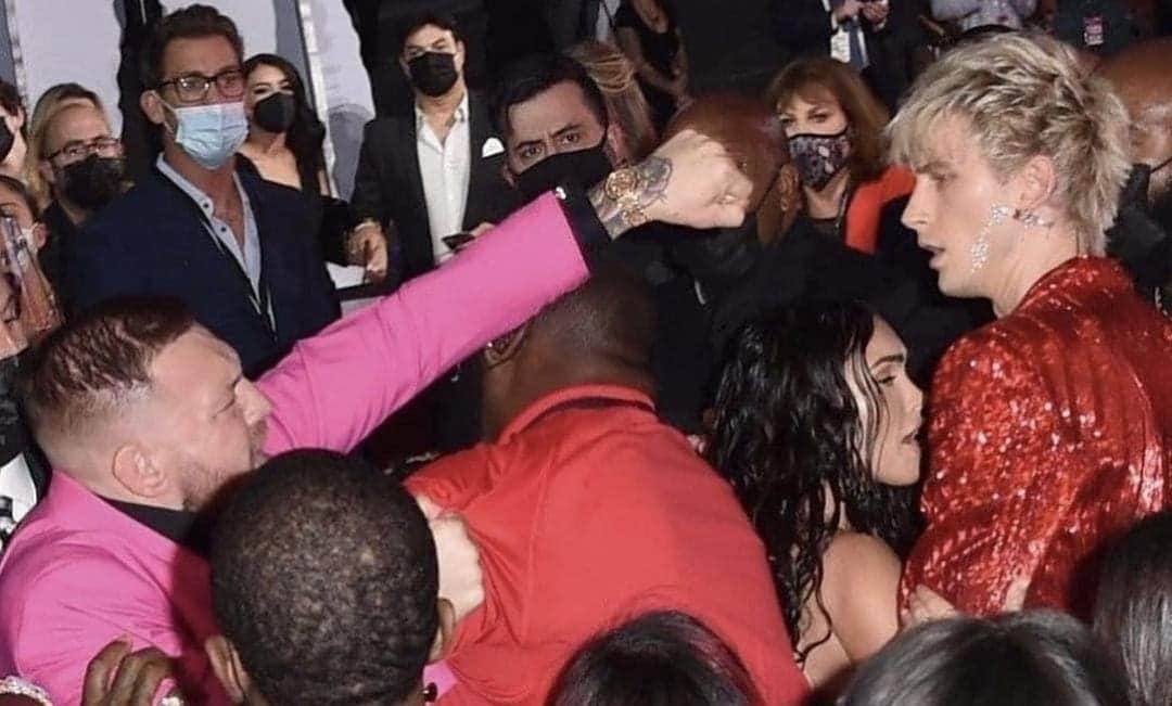 Video: Se pelean Conor McGregor y Machine Gun Kelly; Megan Fox los separó
