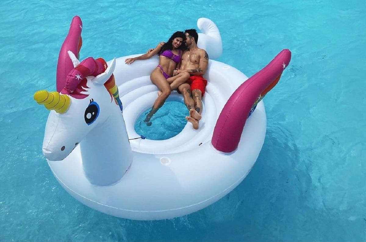 Actor José Ron presume románticas fotos con su novia en escenarios de Quintana Roo