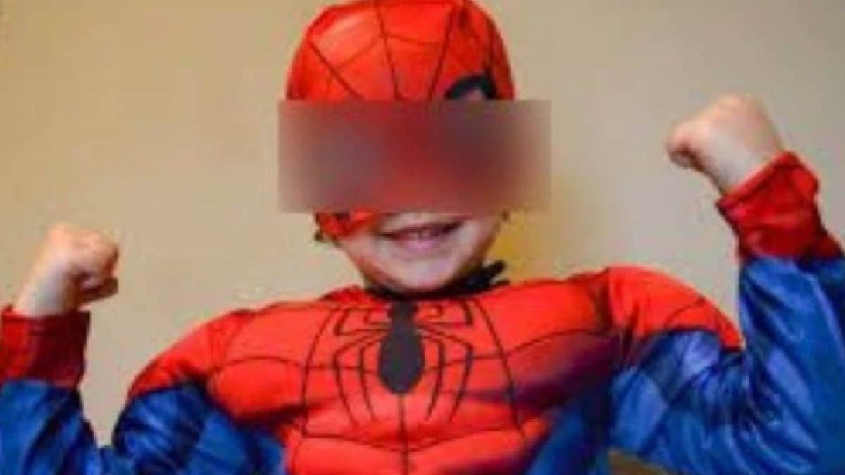 Niño se vistió de Spiderman para proteger a su madre cuando su pareja la agredía