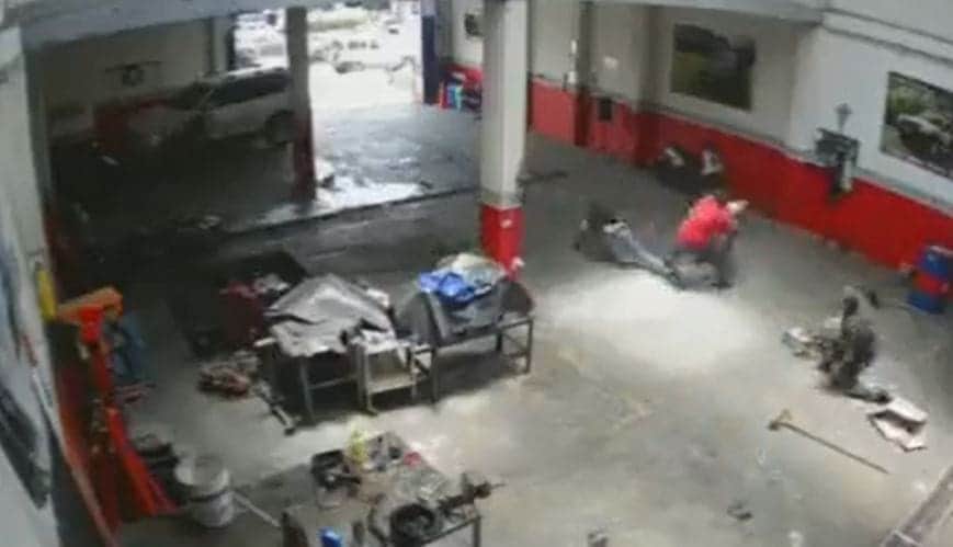VIDEO: Sicario entra a taller mecánico para ejecutar a un empleado, termina linchado