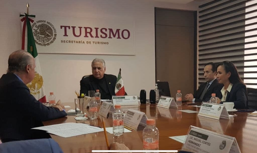 SOSTIENE LAURA FERNÁNDEZ REUNIÓN DE TRABAJO CON EL SECRETARIO DE TURISMO, MIGUEL TORRUCO