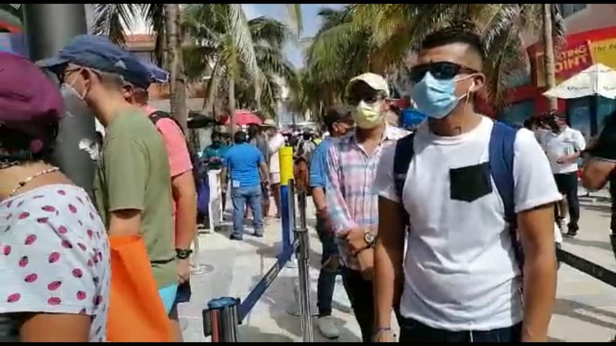 Largas filas de espera y enojos para cruzar por Ultramar