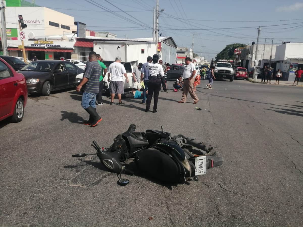 Motociclistas se pasan el alto, los atropellan y terminan hospitalizados en Cancún