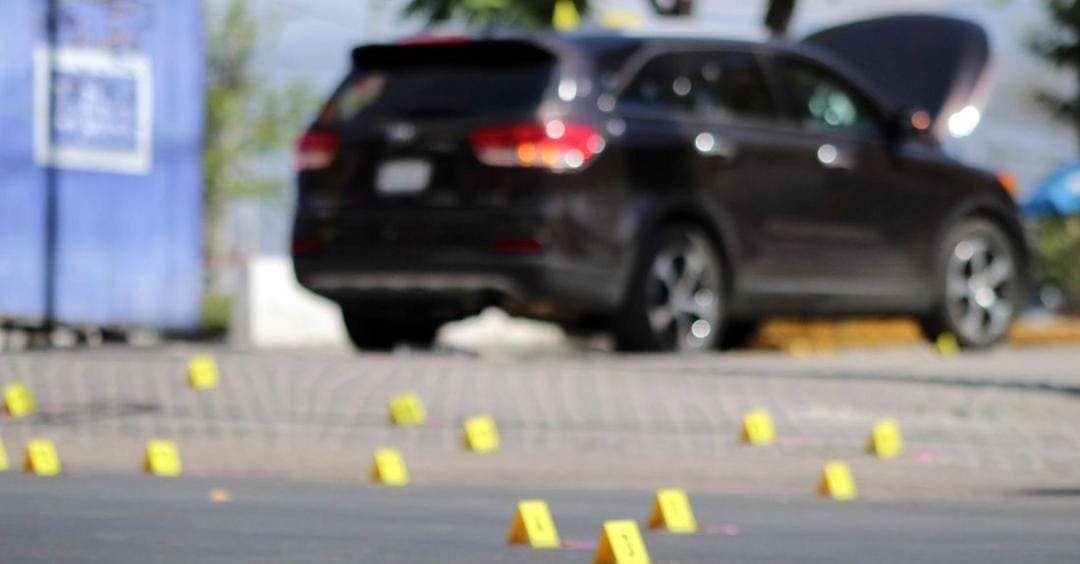 Sale a vender su automóvil y es asesinado a tiros en el Edomex