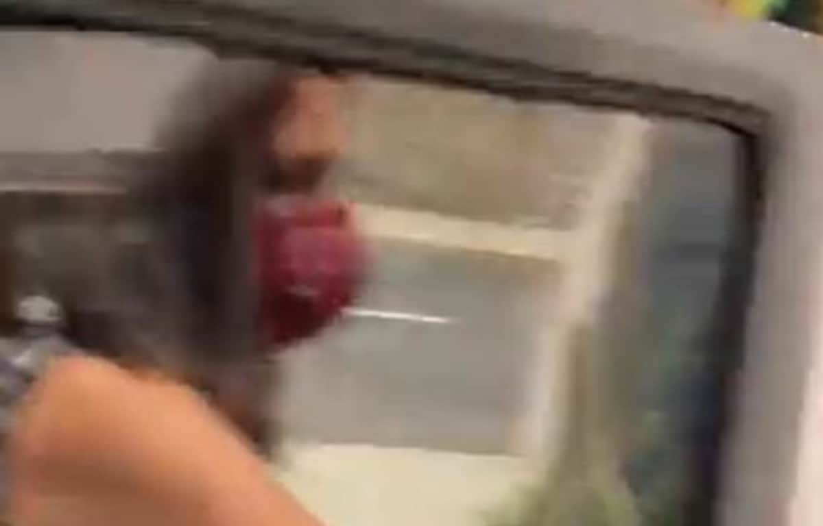 VIDEO: Le reclaman por estacionarse en lugar para discapacitados, la llaman #LadyAcomplejado