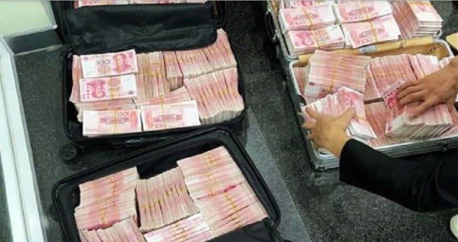 Millonario saca todo su dinero del banco porque le pidieron usar bien el cubrebocas