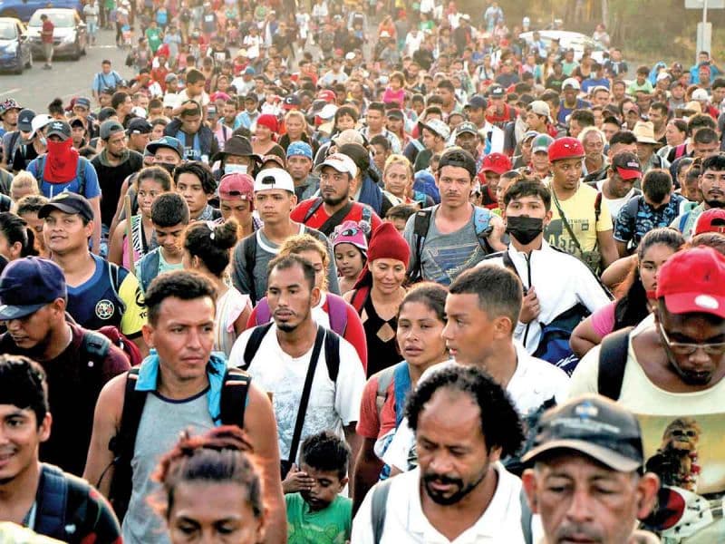 Caravana de migrantes se multiplica; va “chupando” gente en su paso por México