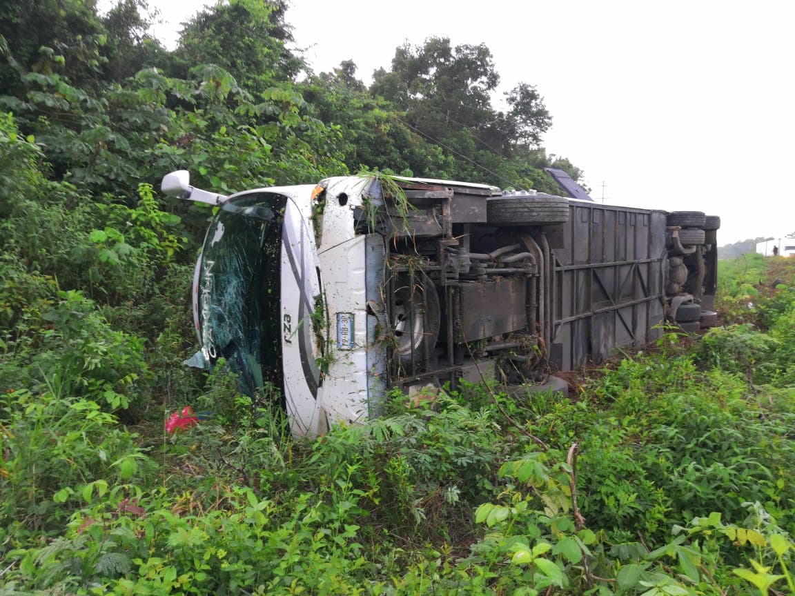 Mueren dos personas tras volcadura de autobús en Felipe Carrillo Puerto