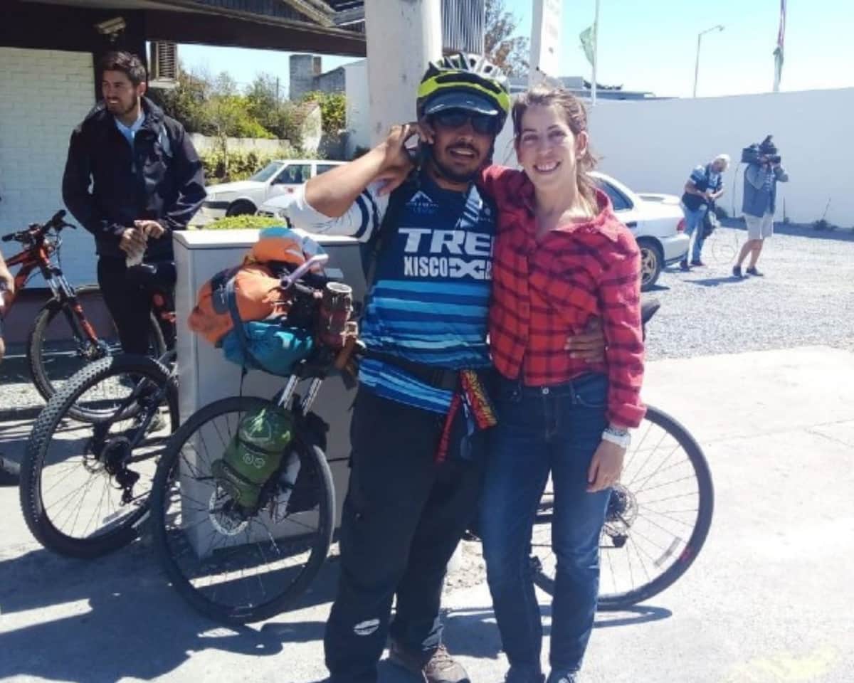 Mexicano se va en bicicleta hasta Argentina para ver a su novia