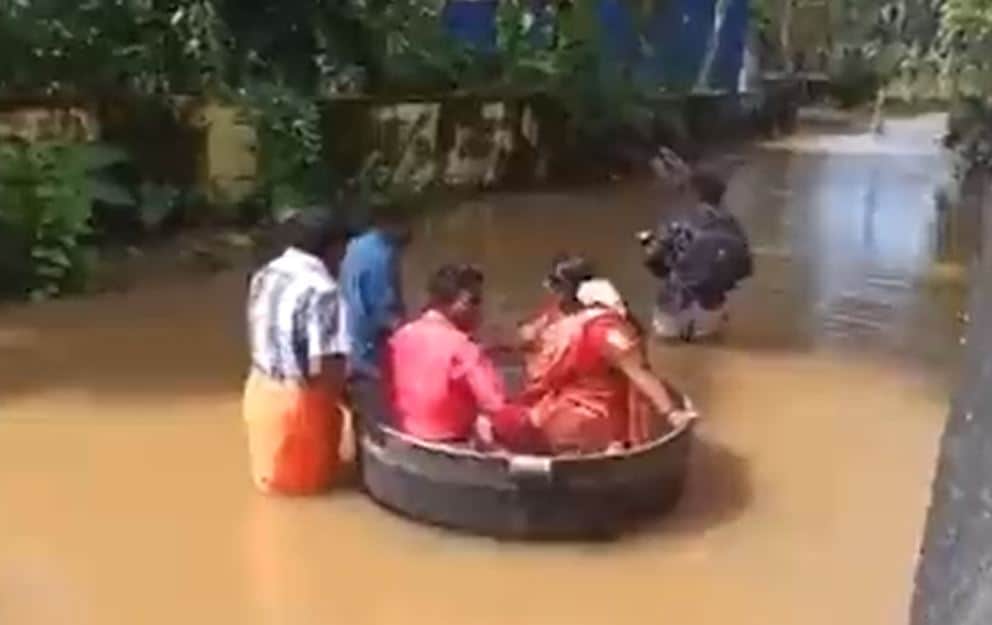 VIDEO: Pareja usa olla de cocina para llegar a su boda por inundaciones