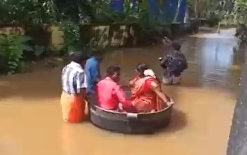 VIDEO: Pareja usa olla de cocina para llegar a su boda por inundaciones