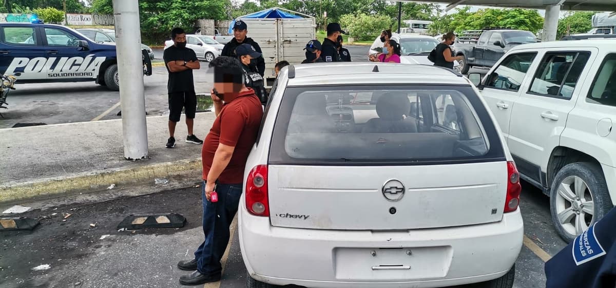DESCUIDO MORTAL: Papás dejan a niño en auto en Playa del Carmen, casi desfallece
