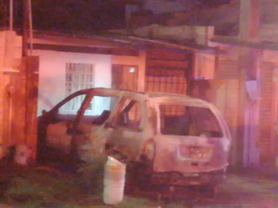 Se incendia vehículo estacionado afuera de una vivienda en la colonia Ejidal en Playa del Carmen