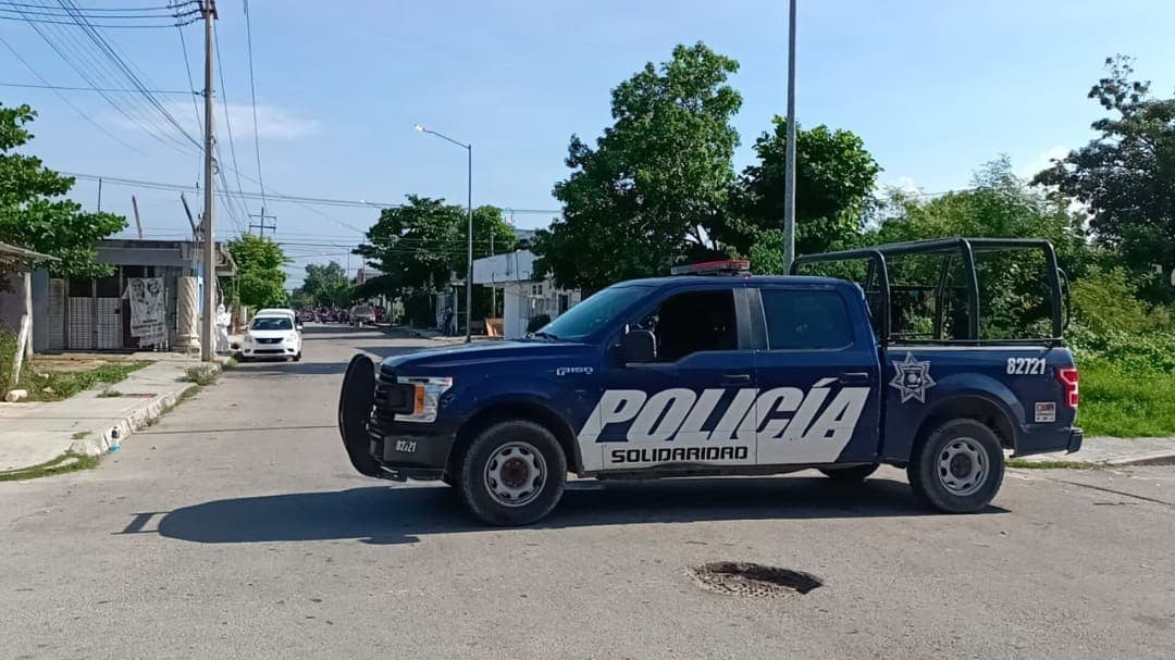 Camioneta golpea a dos personas que iban en motocicleta en Playa del Carmen