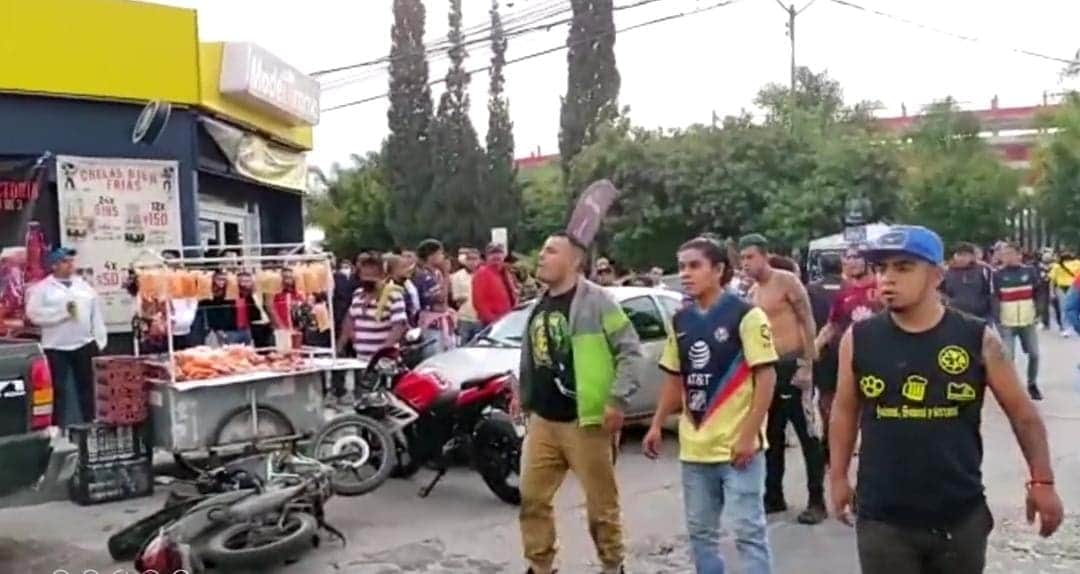 Video: Se agarran a golpes y cinturonazos fans del América y el San Luis